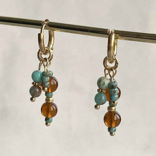 Idhuna Rvs Oorringen met Bedels Goud Kralen hangers Bruin en turquoise - Idhuna Jewels