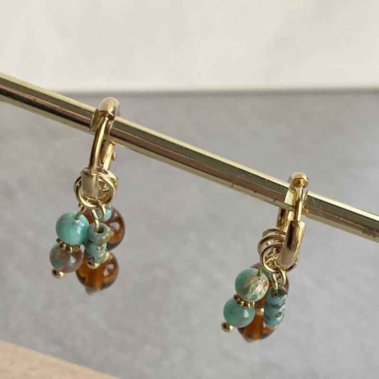 Idhuna Rvs Oorringen met Bedels Goud Kralen hangers Bruin en turquoise - Idhuna Jewels