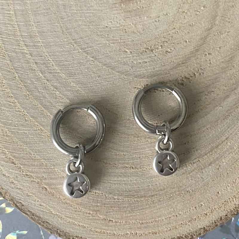 Kleine oorringen staal met hanger ster zilver - Idhuna Jewels