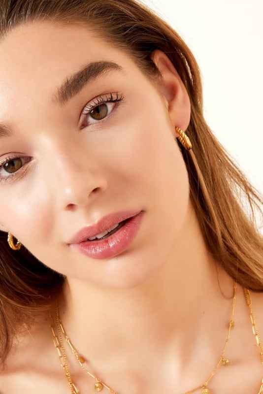 Kleine oorringen stainless steel goud gedraaid detail 20 mm - Idhuna Jewels