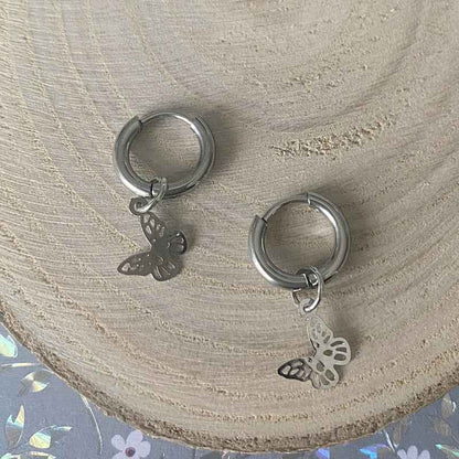 Kleine stalen oorringen zilverkleurig met hanger vlindertje - Idhuna Jewels