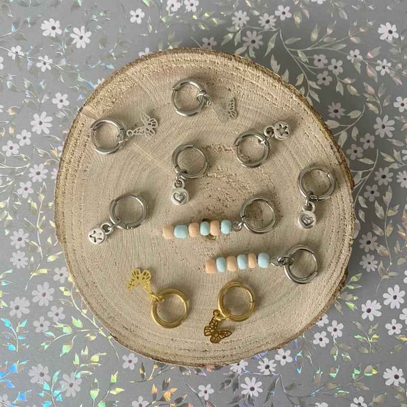 Kleine stalen oorringen zilverkleurig met hanger vlindertje - Idhuna Jewels