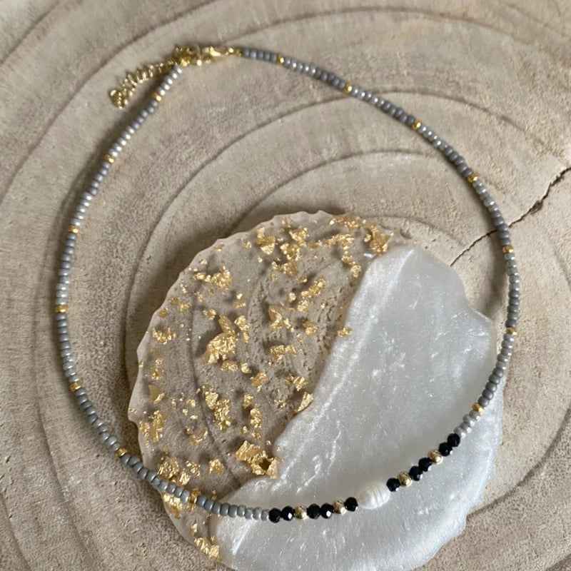 Korte kralen Ketting grijs dames met Parel en facet kraaltjes - Idhuna Jewels