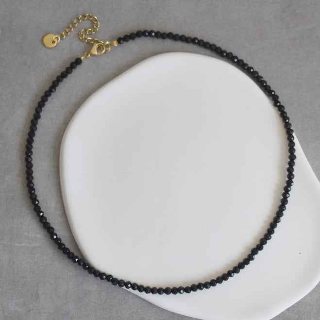 Zwarte dames Ketting Choker facet glas kralen Staal Goud - Idhuna Jewels