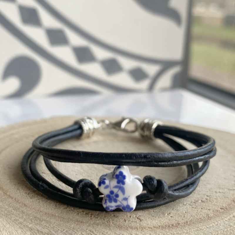 Zwarte Leren Dames armband Keramiek bloem wit blauw - Idhuna Jewels