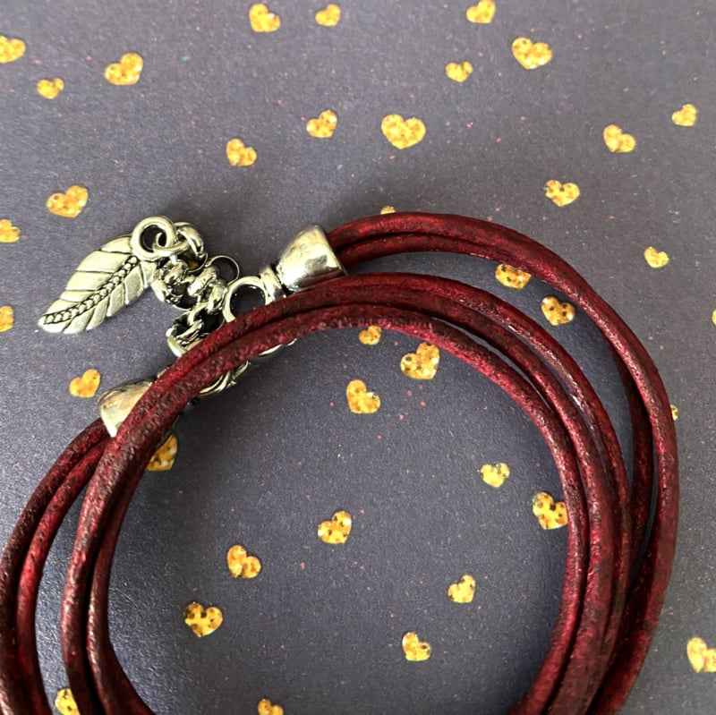 Leren rode wikkelarmband dames met bedels - Idhuna Jewels
