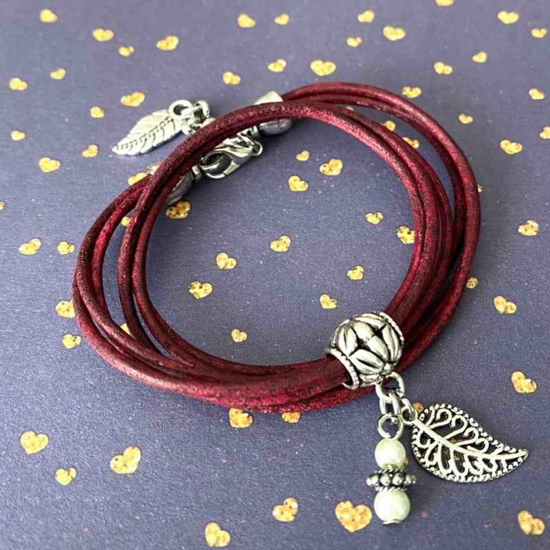 Leren rode wikkelarmband dames met bedels - Idhuna Jewels