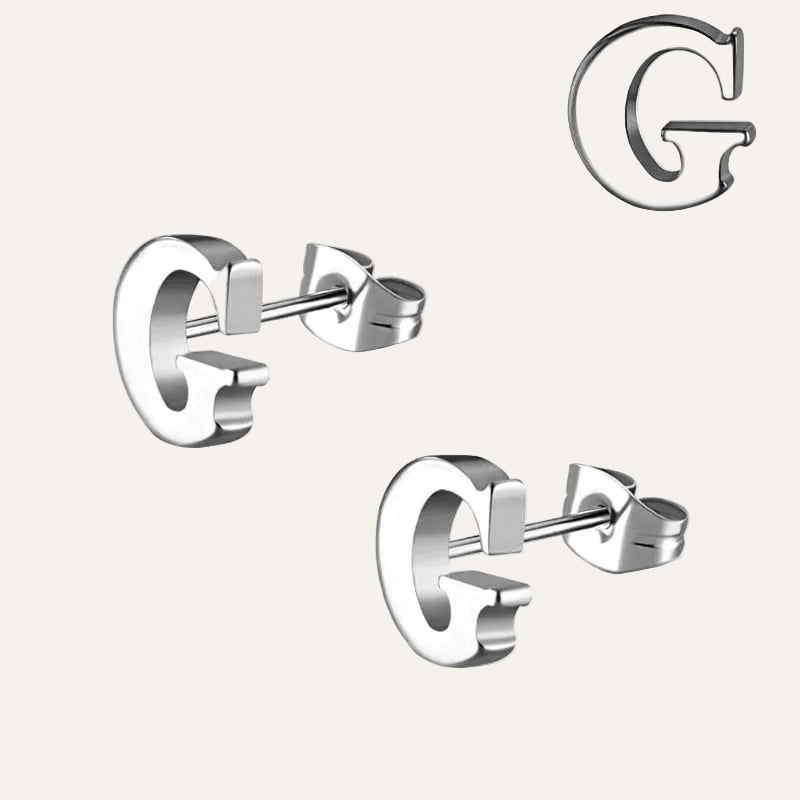 Letter G chirurgisch staal oorknopjes - Idhuna Jewels