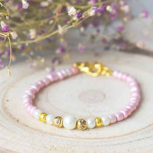 Lichtroze kralen armband goud parel looks - Idhuna Jewels