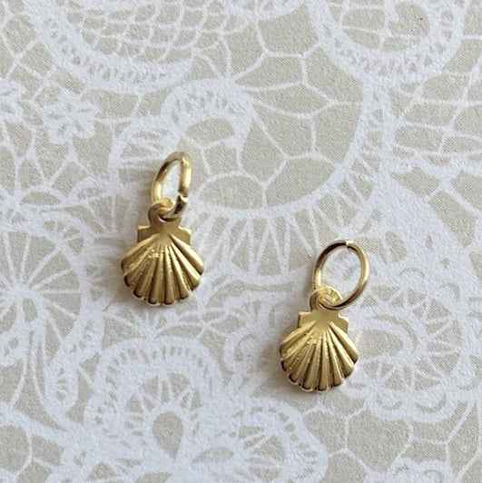 Losse Bedels Oorringen Staal Goud kleine mini Schelpjes - Idhuna Jewels