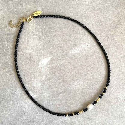 Miyuki kralen Korte ketting dames Zwart met Parel en Stalen sluiting goud - Idhuna Jewels