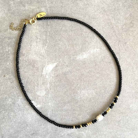 Miyuki kralen Korte ketting dames Zwart met Parel en Stalen sluiting goud - Idhuna Jewels