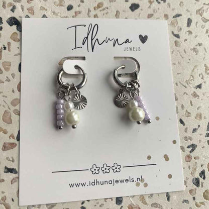 Oorbellen Chirurgisch Staal Oorringen met bedels lila kralen hanger - Idhuna Jewels