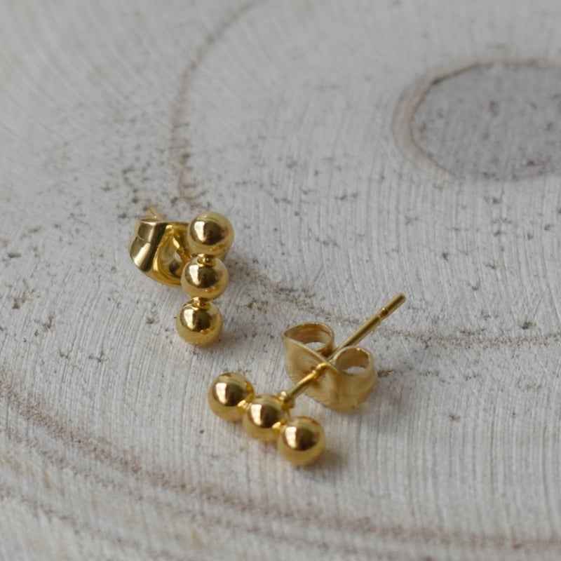 Oorknopjes goud met drie bolletjes - Idhuna Jewels