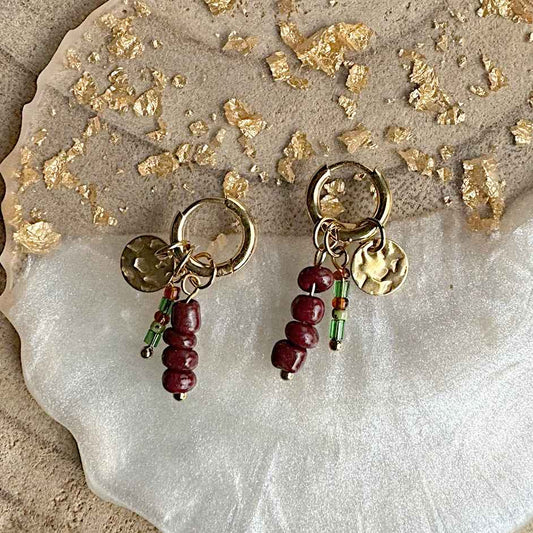 Oorringen Goud met Bedels en Kralen bordeaux rood & donkergroen - Idhuna Jewels