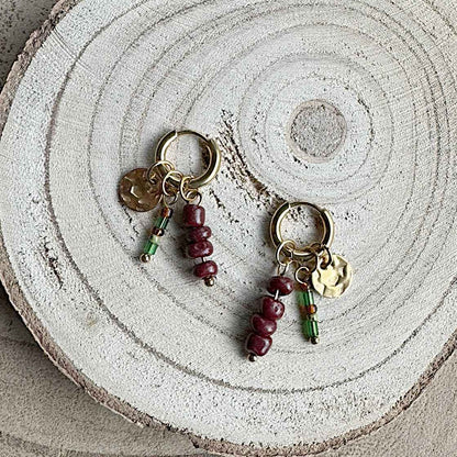 Oorringen Goud met Bedels en Kralen bordeaux rood & donkergroen - Idhuna Jewels