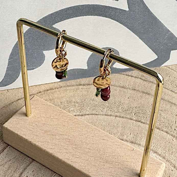 Oorringen Goud met Bedels en Kralen bordeaux rood & donkergroen - Idhuna Jewels