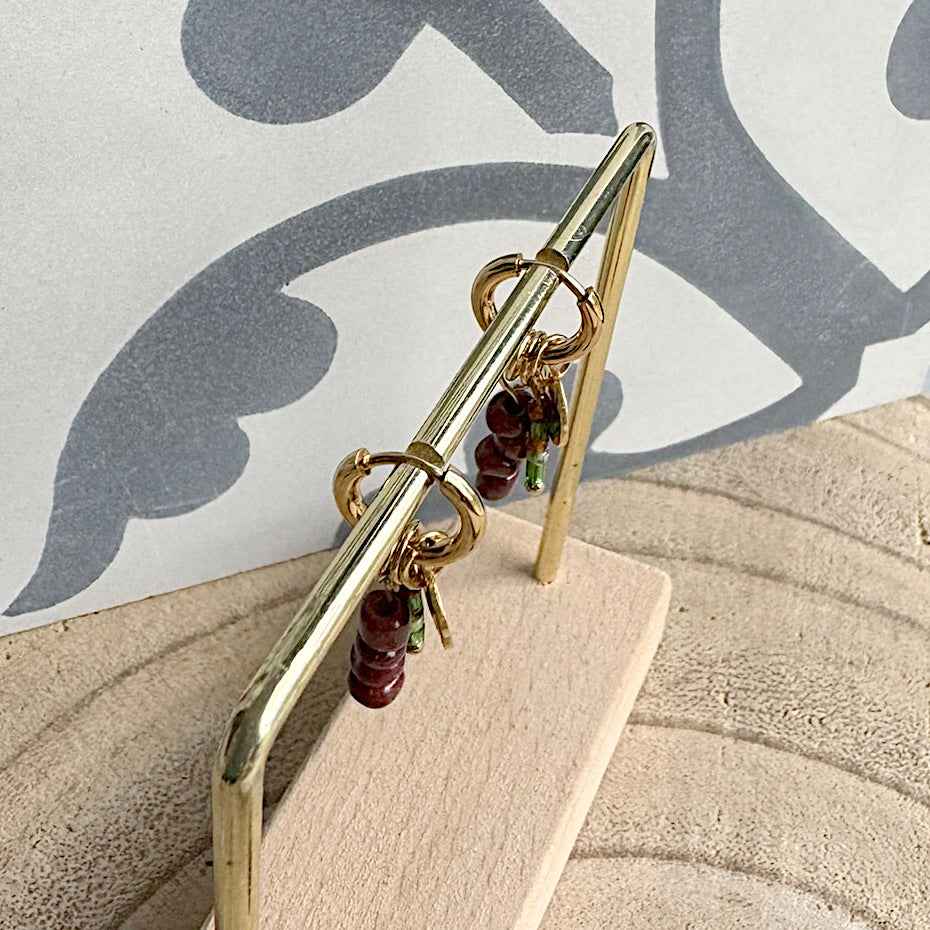 Oorringen Goud met Bedels en Kralen bordeaux rood & donkergroen - Idhuna Jewels