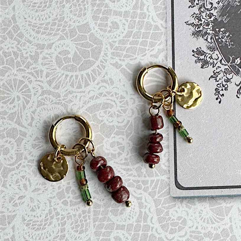 Oorringen Goud met Bedels en Kralen bordeaux rood & donkergroen - Idhuna Jewels
