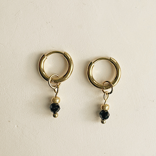 Oorringen met bedels zwarte facet kraal Lea