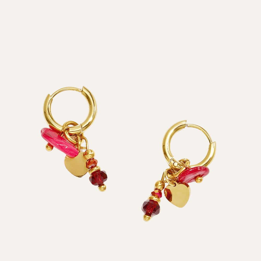 Goudkleurige oorringen met rood-roze kralen en hart – Berry Heart