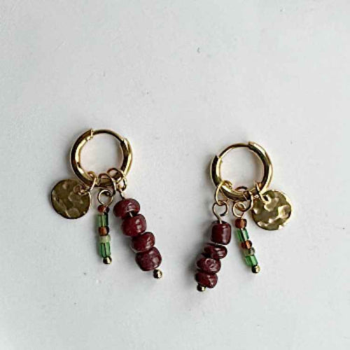 Oorringen Goud met Bedels en Kralen bordeaux rood & donkergroen - Idhuna Jewels