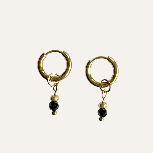 Oorringen met bedels zwarte facet kraal Lea