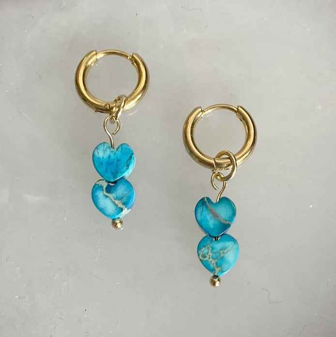 Oorringen Rvs Goud met bedels turquoise natuursteen hartjes - Idhuna Jewels