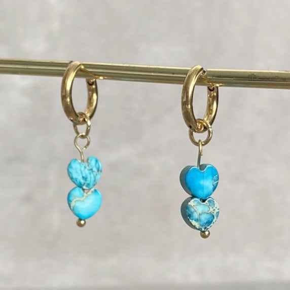 Oorringen Rvs Goud met bedels turquoise natuursteen hartjes - Idhuna Jewels