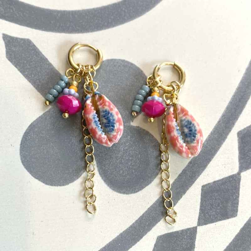 Oorringen Rvs goud met bedels schelpje kettinkje rood roze - Idhuna Jewels
