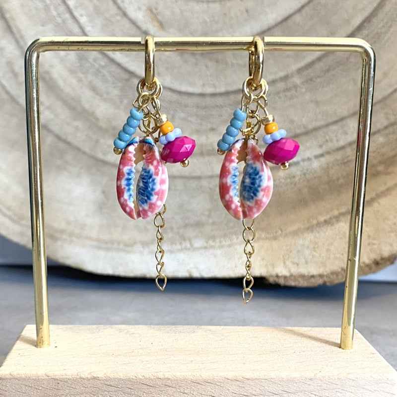 Oorringen Rvs goud met bedels schelpje kettinkje rood roze - Idhuna Jewels
