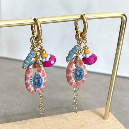 Oorringen Rvs goud met bedels schelpje kettinkje rood roze - Idhuna Jewels