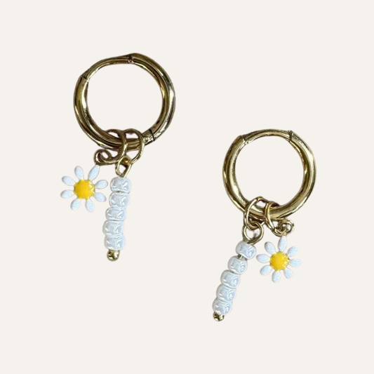 Oorringen Staal bedels Madeliefjes en witte kraaltjes