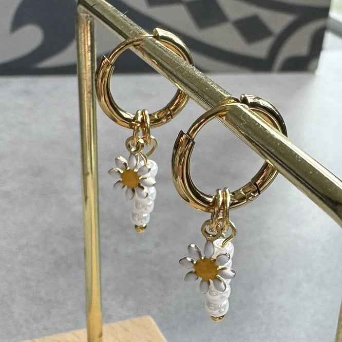 Oorringen Staal bedels Madeliefjes en witte kraaltjes - Idhuna Jewels