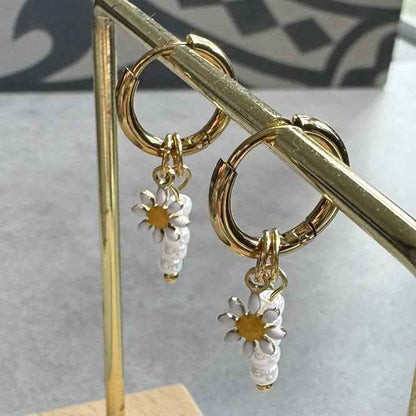 Oorringen Staal bedels Madeliefjes en witte kraaltjes - Idhuna Jewels