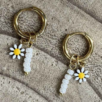 Oorringen Staal bedels Madeliefjes en witte kraaltjes - Idhuna Jewels