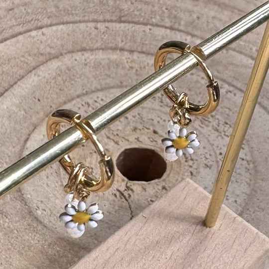 Oorringen Staal bedels Madeliefjes en witte kraaltjes - Idhuna Jewels