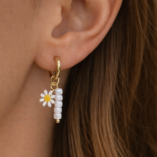 Oorringen Staal bedels Madeliefjes en witte kraaltjes