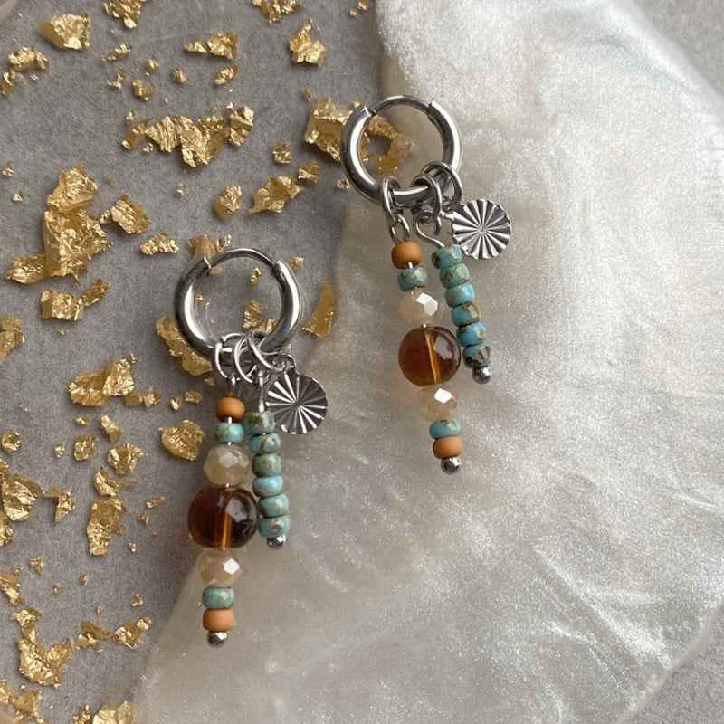 Oorringen Staal bedels Zilver bruine en turquoise kralen hangers - Idhuna Jewels