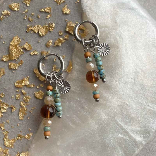 Oorringen Staal bedels Zilver bruine en turquoise kralen hangers - Idhuna Jewels
