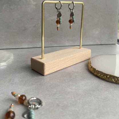 Oorringen Staal bedels Zilver bruine en turquoise kralen hangers - Idhuna Jewels