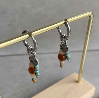 Oorringen Staal bedels Zilver bruine en turquoise kralen hangers - Idhuna Jewels