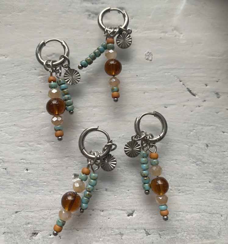 Oorringen Staal bedels Zilver bruine en turquoise kralen hangers - Idhuna Jewels
