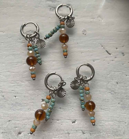 Oorringen Staal bedels Zilver bruine en turquoise kralen hangers - Idhuna Jewels