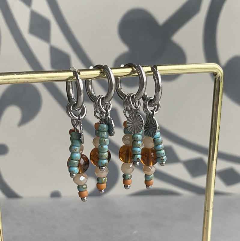 Oorringen Staal bedels Zilver bruine en turquoise kralen hangers - Idhuna Jewels