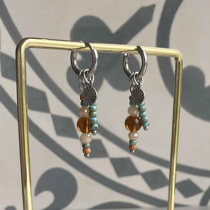 Oorringen Staal bedels Zilver bruine en turquoise kralen hangers - Idhuna Jewels