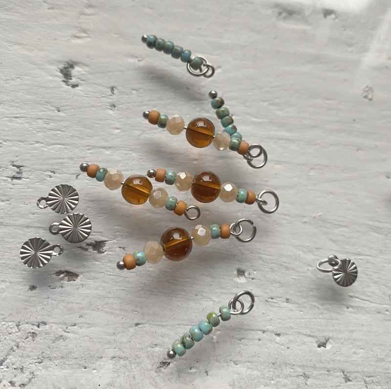 Oorringen Staal bedels Zilver bruine en turquoise kralen hangers - Idhuna Jewels