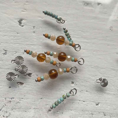 Oorringen Staal bedels Zilver bruine en turquoise kralen hangers - Idhuna Jewels