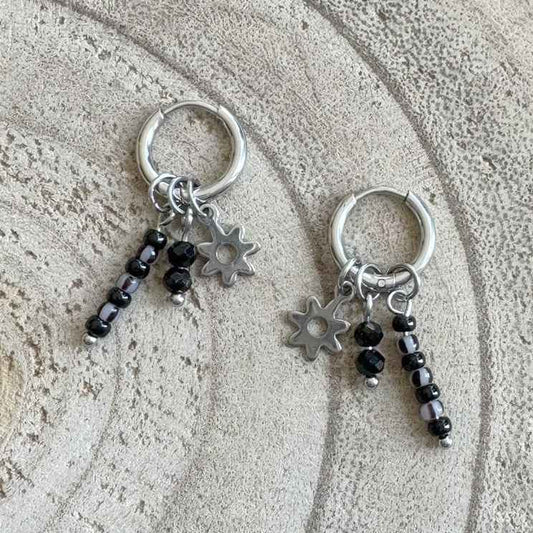 Oorringen Stainless Steel Zilver zwarte kralen hangers & bloemen bedeltje - Idhuna Jewels