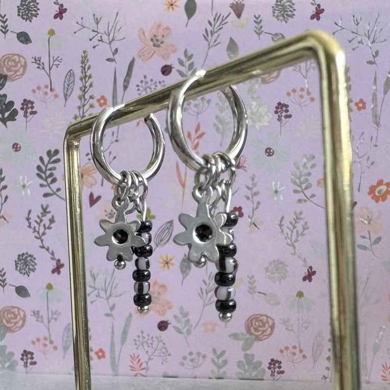 Oorringen Stainless Steel Zilver zwarte kralen hangers & bloemen bedeltje - Idhuna Jewels